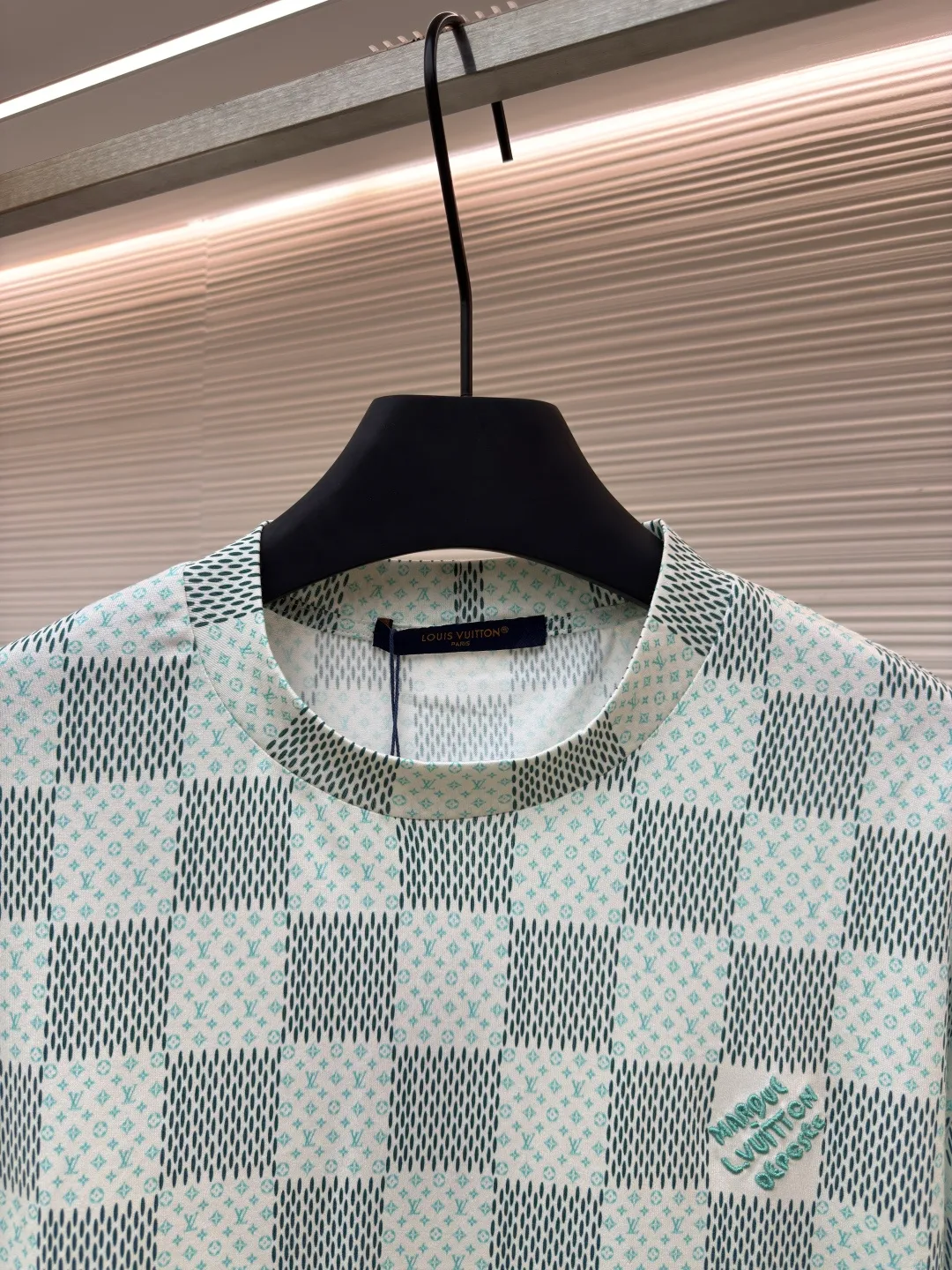 LOUIS VUITTON green checkerboard print short sleeves ●Authentic product: purchased and developed for 7300 ●Item number: 1680298-A35 ●Fabric: cotton fabric ●Technology: jacquard production ●Version: fitted version ●Weight: about 210 grams ●Size: XS-S-M-L ●Description: Made of cotton jersey fabric, chest Marque L Uuitton deposee Embroidery, simple letter pattern embellishment on the chest, the letter size spacing effect is consistent. Using linen embroidery thread combined with encrypted processing, the embroidery body has a subtle matte visual texture; the embroidery effect is three-dimensional and full. The smaller the embroidery, the more sophisticated and demanding it is. The embroidery thread is made of imported material, which is more flexible and glossy than ordinary embroidery thread; the stitches are clear and smooth, and have a three-dimensional texture effect. The whole-piece positioning quilting process is a delicate and complex technology. During the cutting process, it is necessary to ensure that the pattern or texture of each piece can perfectly match the other pieces. Through floral tailoring, the checkerboard pattern of ready-made garments appears neatly arranged. Straight round neck style, same style for men and women!